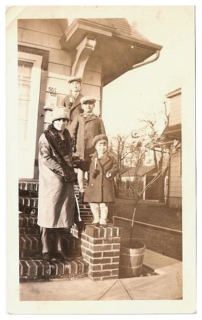 1928 - Bianca, also in 1928 -- Josephine, Dan, Frank, Bianca (age 4).jpg